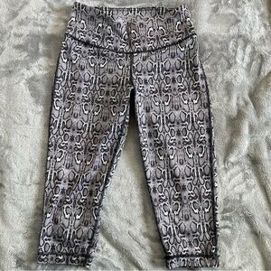 90 Degree By Reflex Python Snake Print Running Capri Leggings Size XS Black Grey